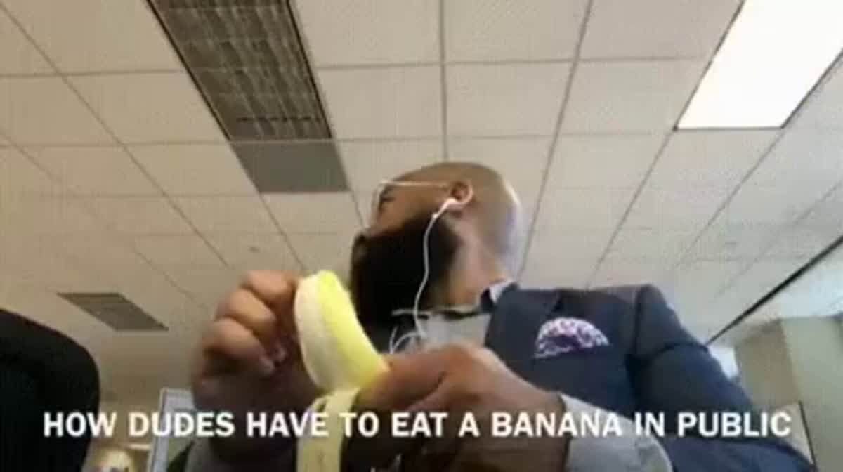 How dudes have to eat a banana in public - LolSnaps.